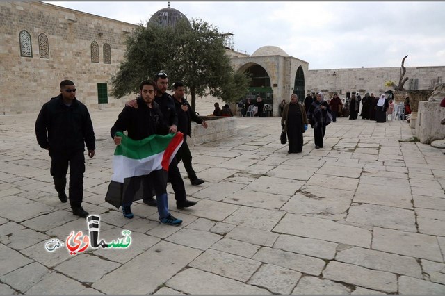 القدس: بالفيديو اعتقال شاب من كفرقاسم رفع العلم الفلسطيني بساحات الاقصى 